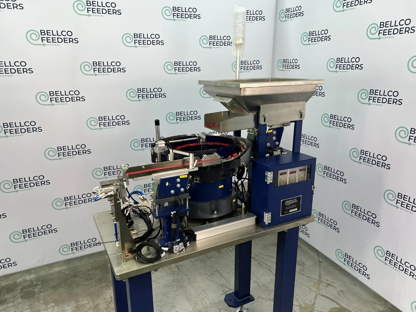 Bellco vibratory bowl feeder with an inline escapement